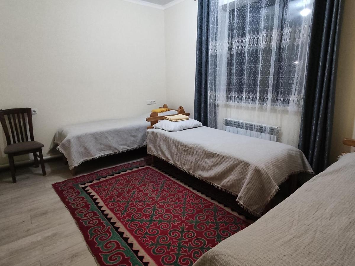 Tuenduek Guest House, Каракол Экстерьер фото