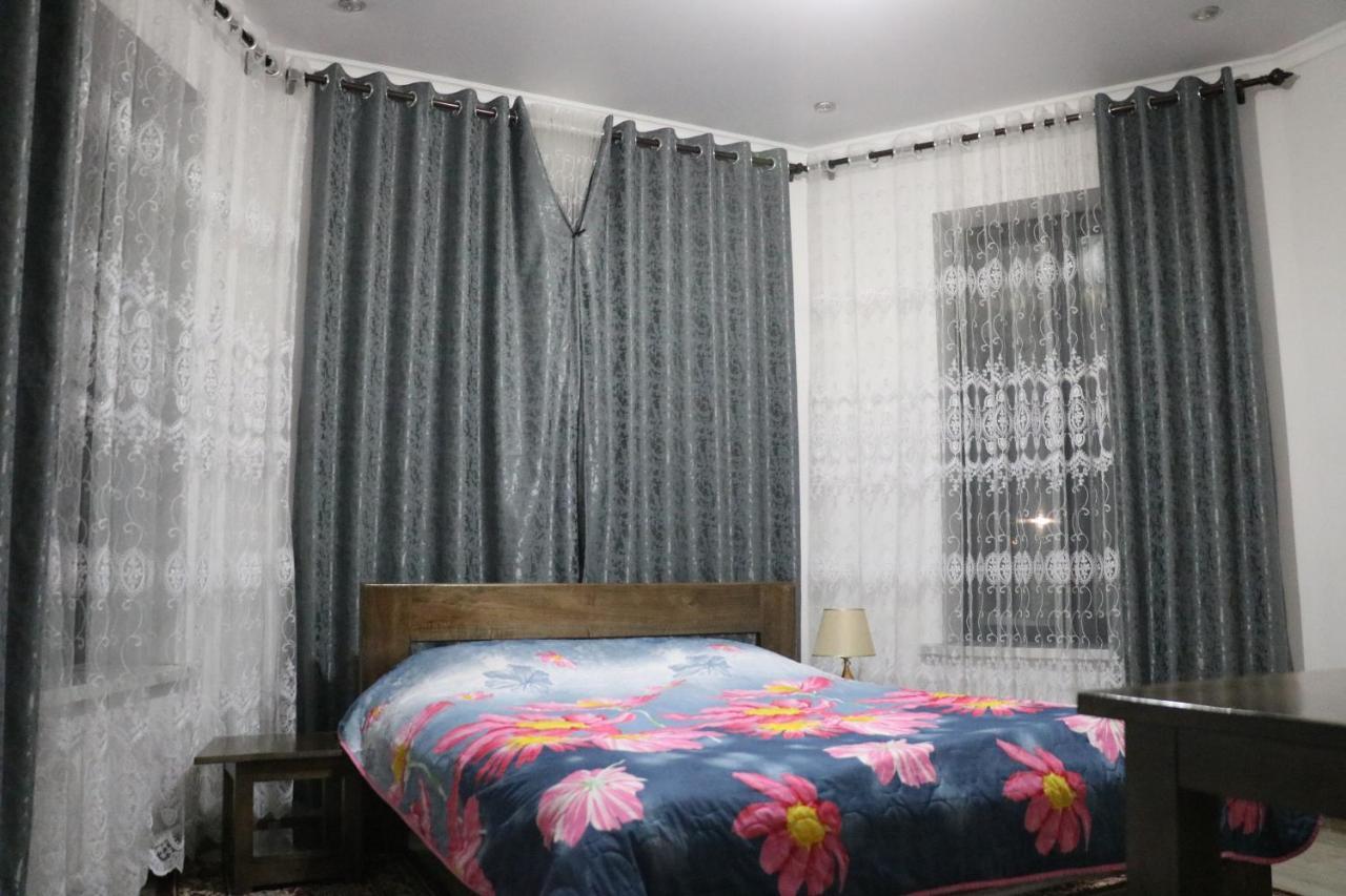 Tuenduek Guest House, Каракол Экстерьер фото